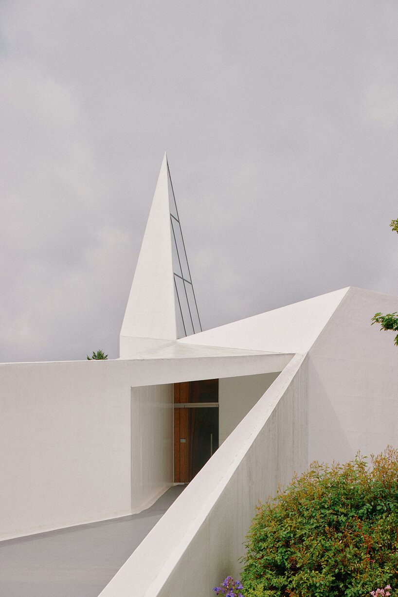 david altrath reveals the timber world inside germany's motorway chapel - 4
