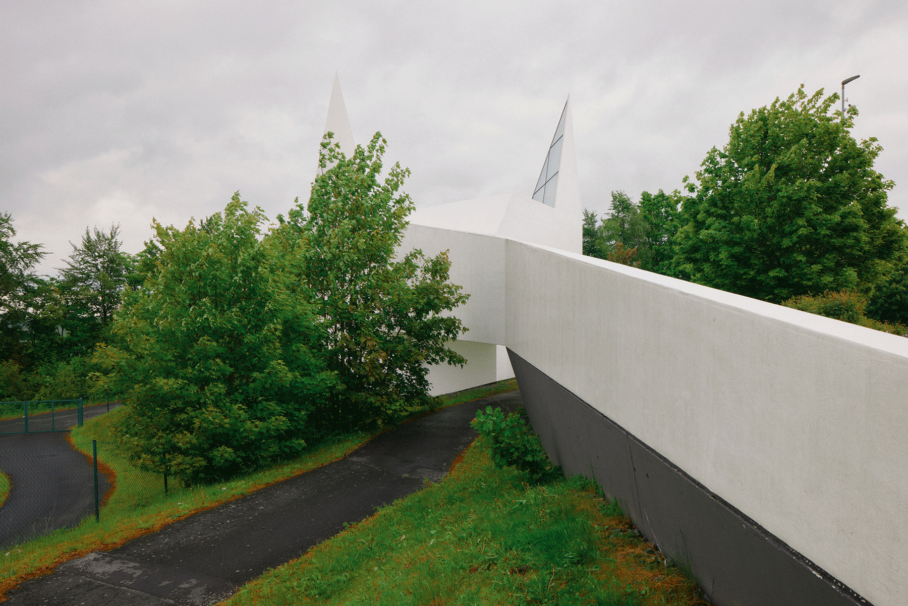 david-altrath-timber-world-germany-motorway-chapel-autobahnkirche-siegerland-schneider-schumacher-designboom-large02