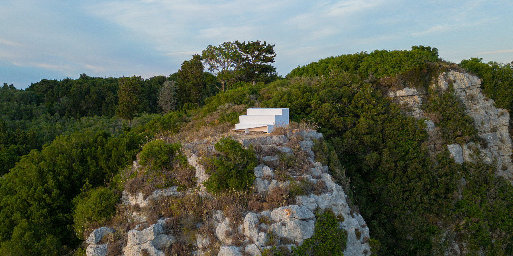 four-level-white-platform-collective-throne-western-edge-greece-dimitris-kontodimos-designboom-1800-2