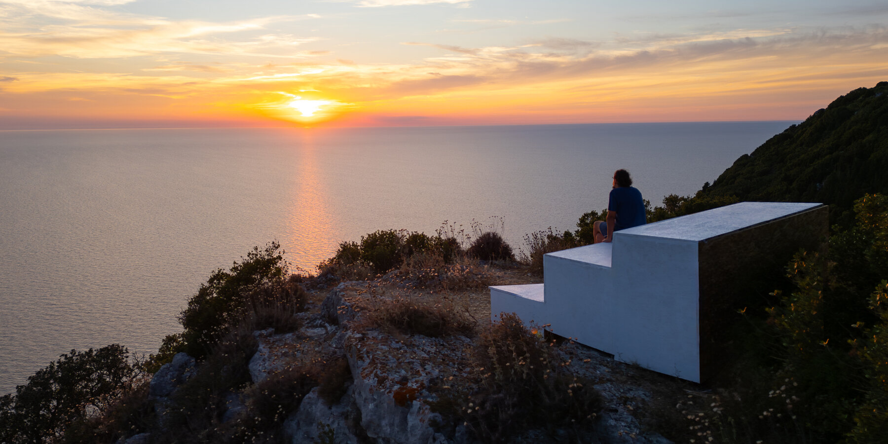 four-level-white-platform-collective-throne-western-edge-greece-dimitris-kontodimos-designboom-1800-3