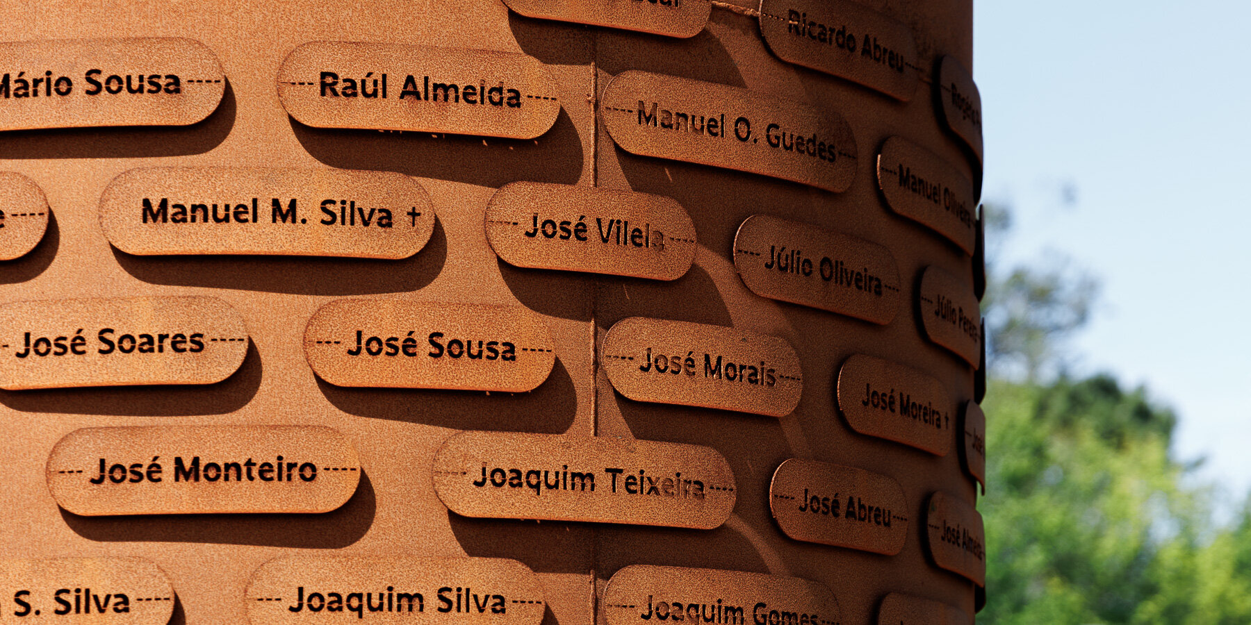 from-darkness-to-light-meireles-de-pinho-engraved-soldiers-names-corten-steel-cylinder-memorial-portugal-designboom-1800-2