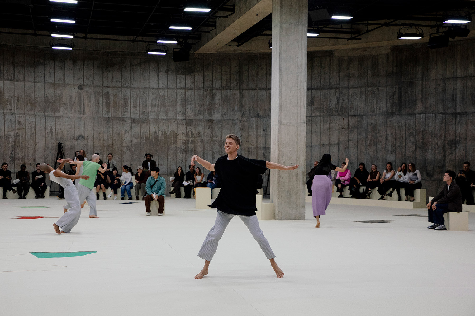 homme-plisse-issey-miyake-performance-matisse-one-one-one-designboom-08a