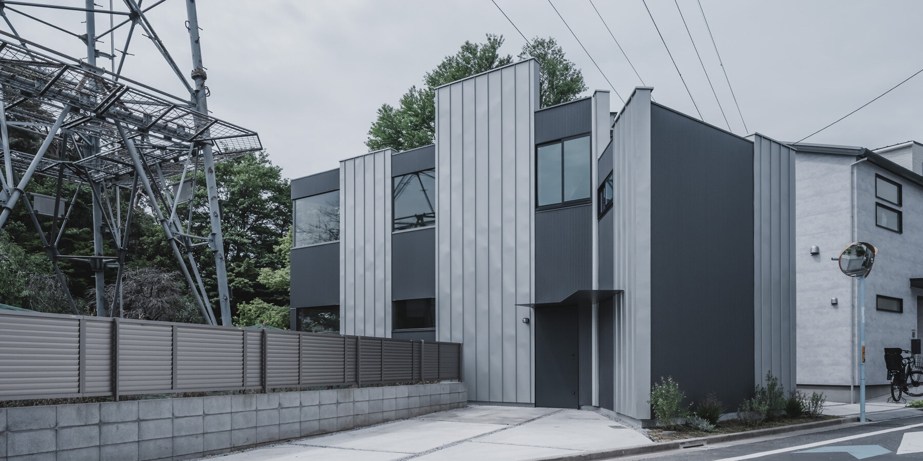 house-wall-forest-tokyo-japan-igarchitects-timber-walls-designboom-1800-2