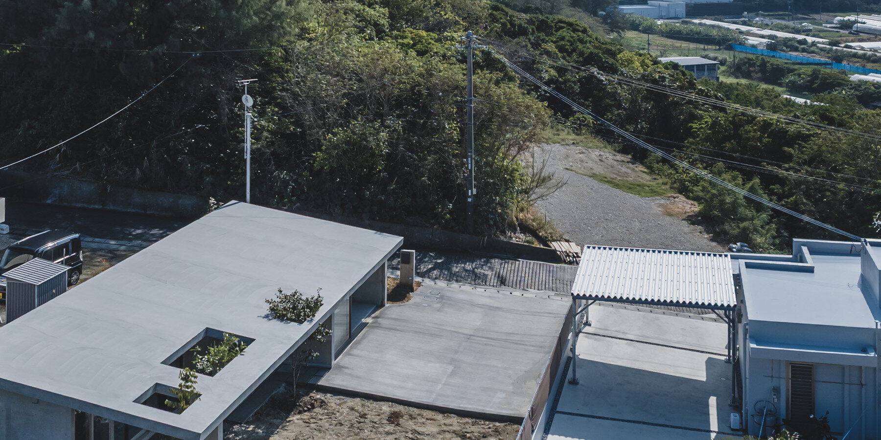 igarchitects-overlapping-spaces-house-okinawa-concrete-walls-columns-designboom-1800-2