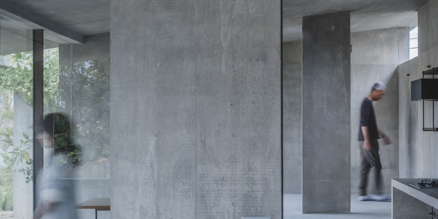 igarchitects-overlapping-spaces-house-okinawa-concrete-walls-columns-designboom-1800-3