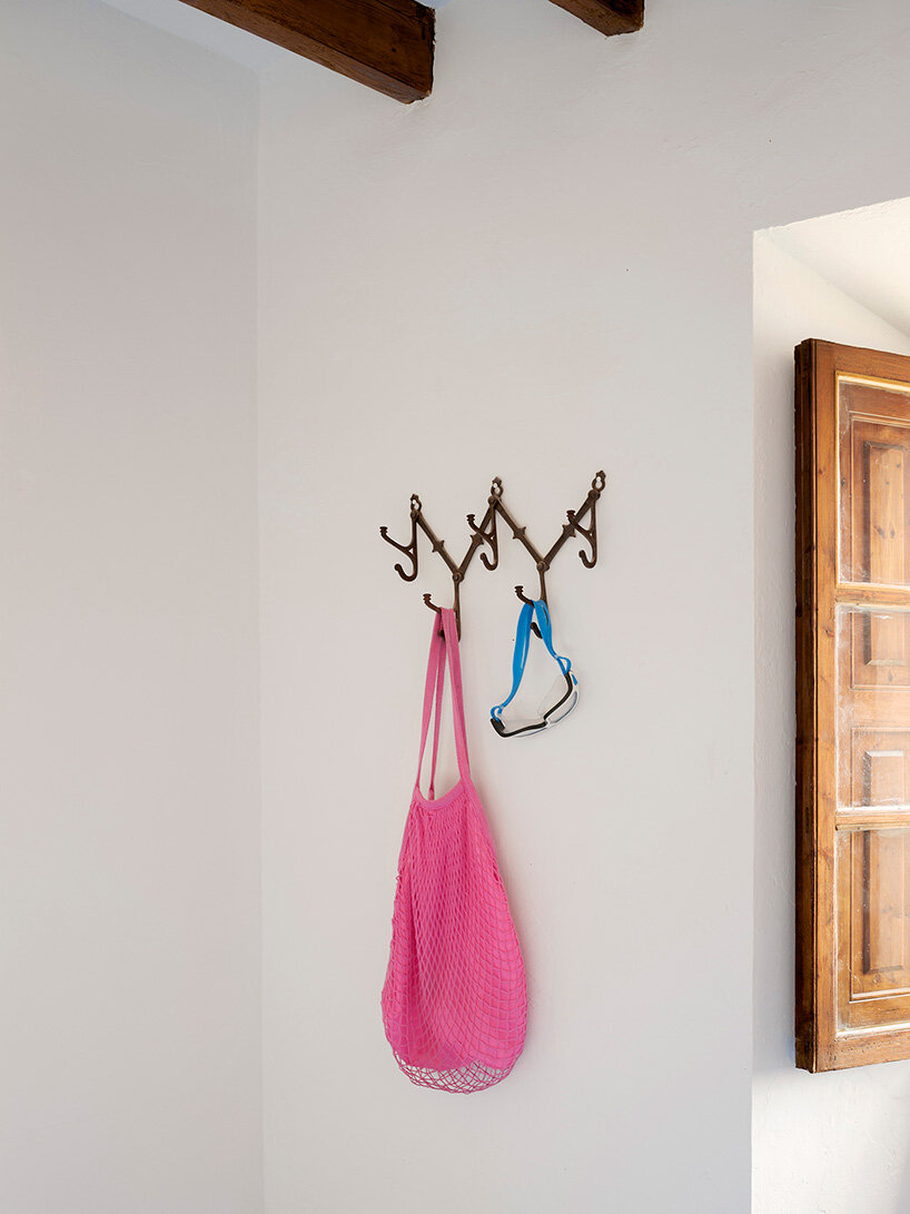KOSMOS transforms mallorcan townhouse by giving old materials new roles - 14