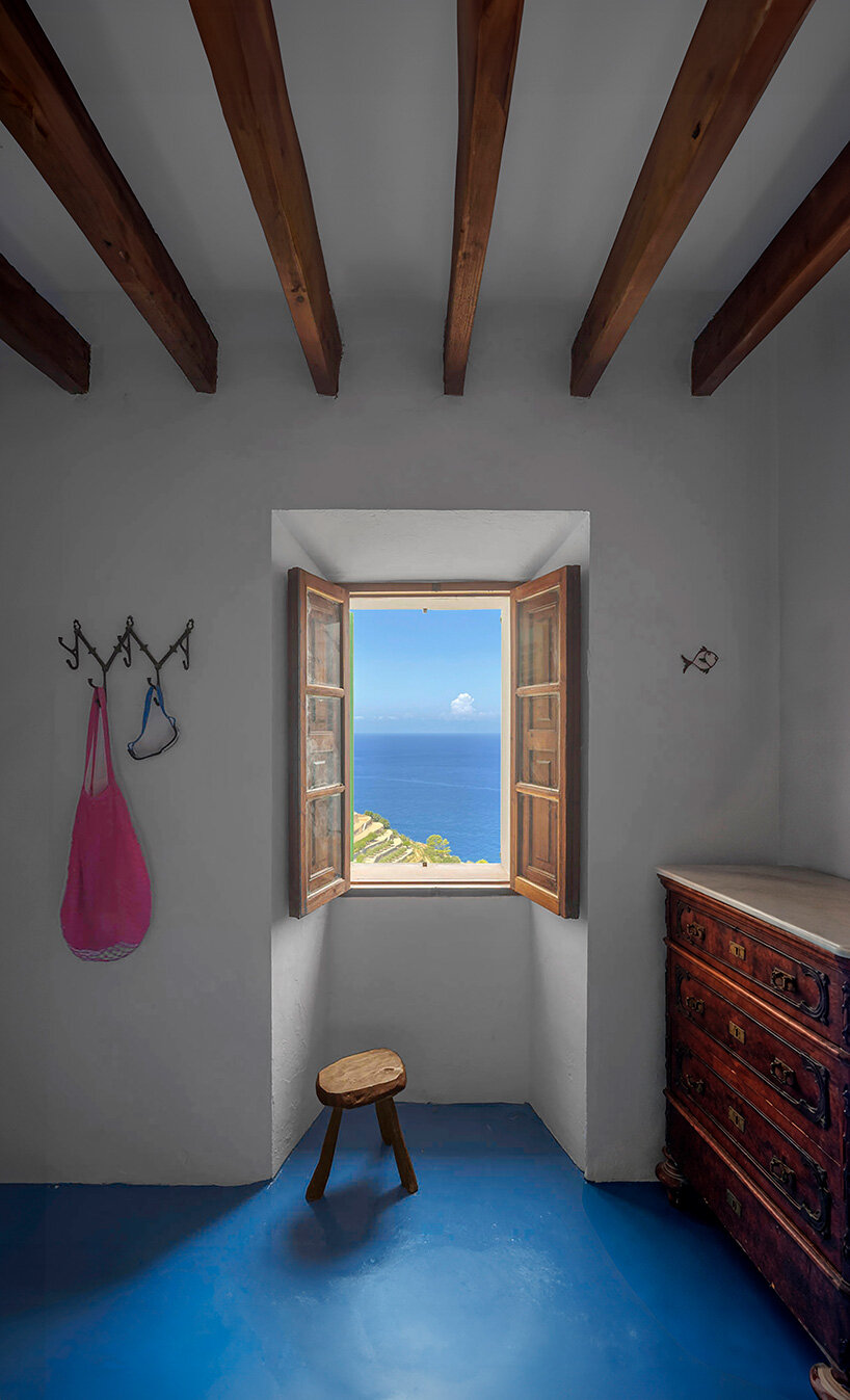 KOSMOS transforms mallorcan townhouse by giving old materials new roles - 13