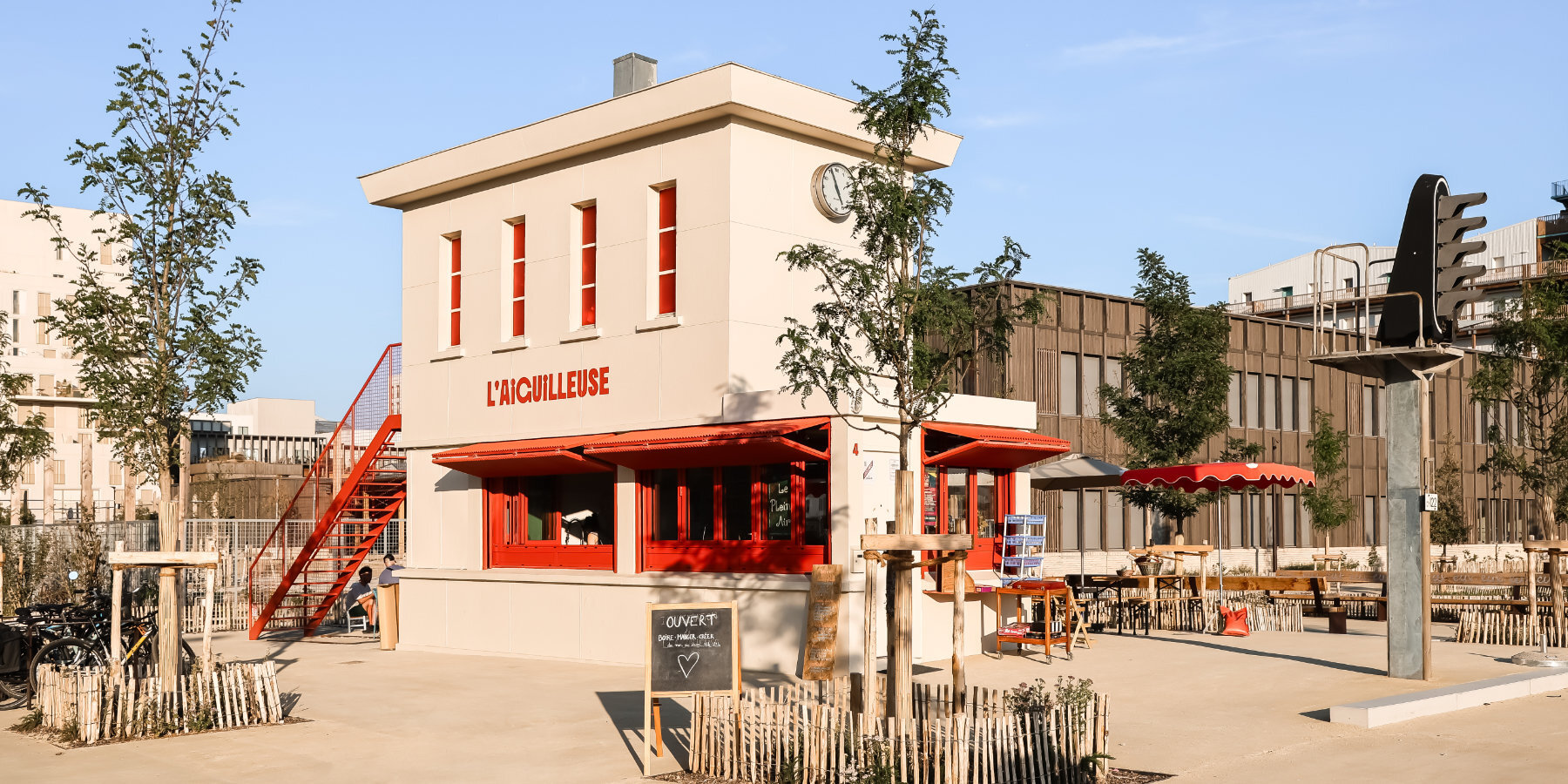 laiguilleuse-studio-tere-railway-signal-box-kiosk-bar-jardins-de-lestuaire-ile-de-nantes-france-designboom-1800-2
