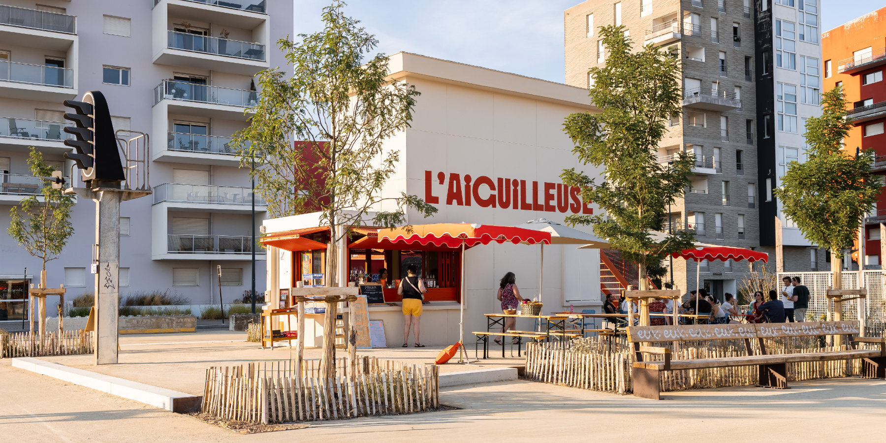 laiguilleuse-studio-tere-railway-signal-box-kiosk-bar-jardins-de-lestuaire-ile-de-nantes-france-designboom-1800-3