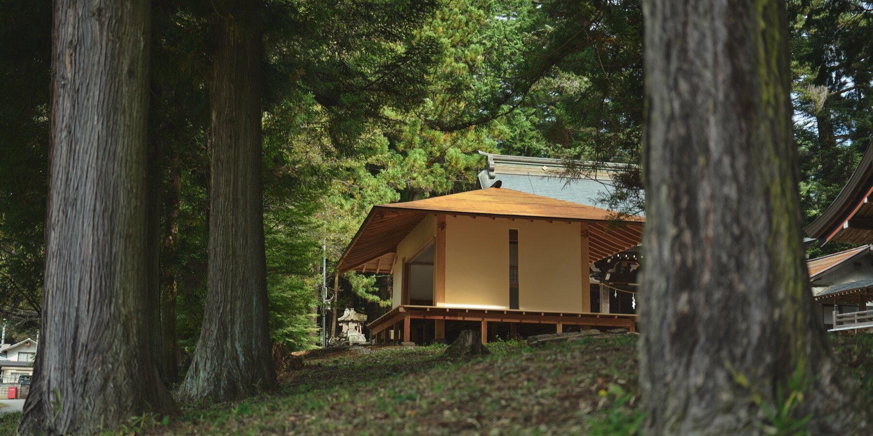 leaning-timber-shrine-office-japan-sobokuya-designboom-1800-2