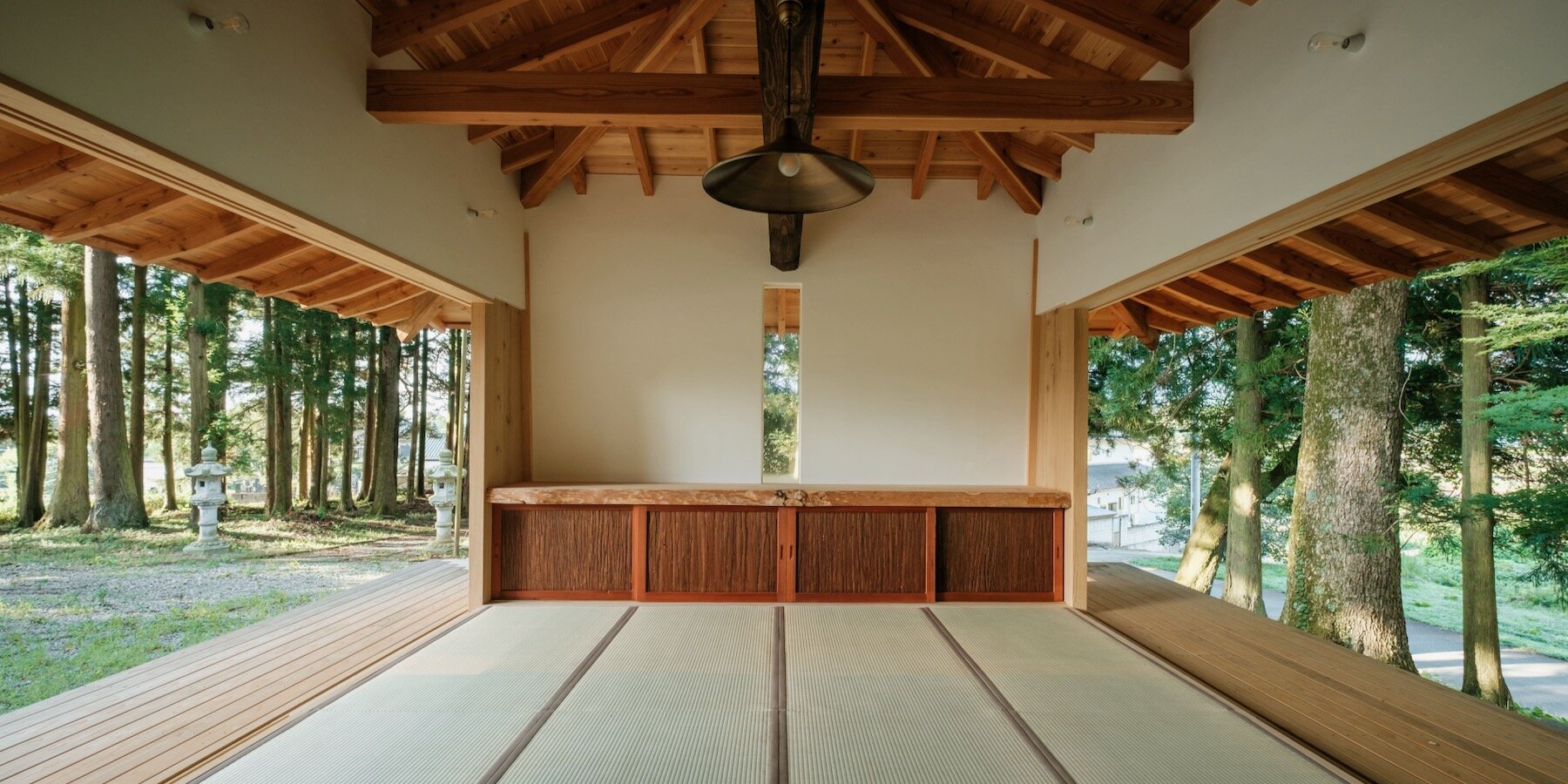 leaning-timber-shrine-office-japan-sobokuya-designboom-1800-3