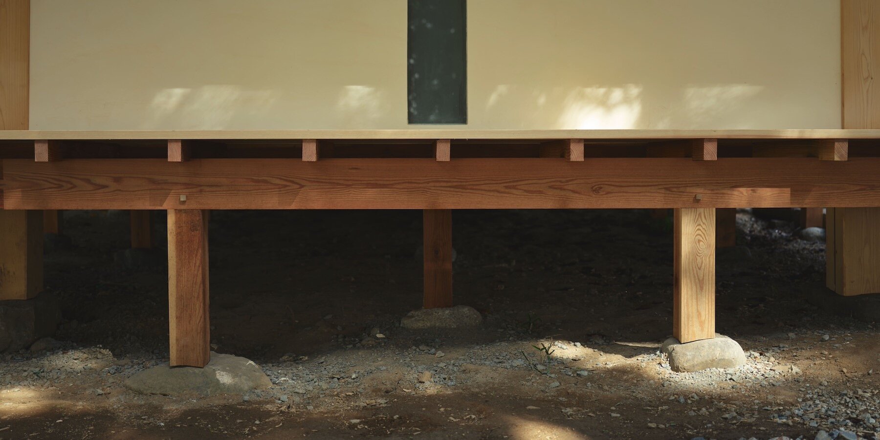 leaning-timber-shrine-office-japan-sobokuya-designboom-1800-4