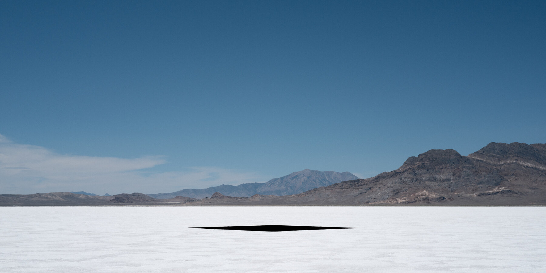 light-absorbing-fabric-monumental-black-square-utah-white-salt-flats-gregory-orekhov-shadow-of-light-designboom-1800-2