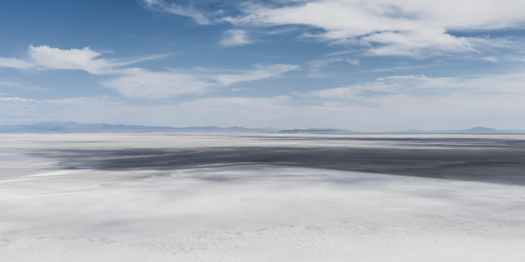 light-absorbing-fabric-monumental-black-square-utah-white-salt-flats-gregory-orekhov-shadow-of-light-designboom-1800-3