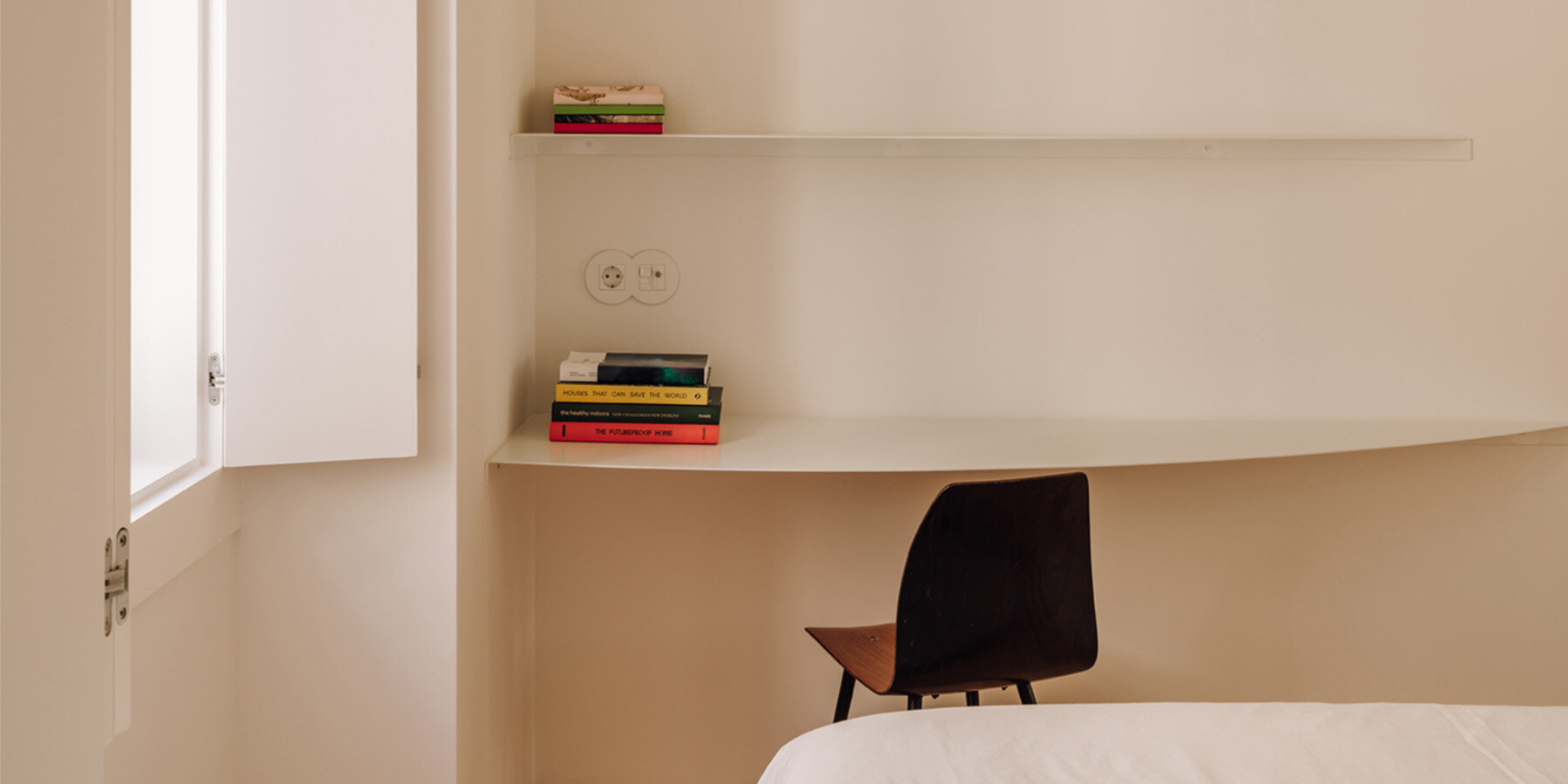 lilac-apartment-lisbon-bureau-designboom-1800-2