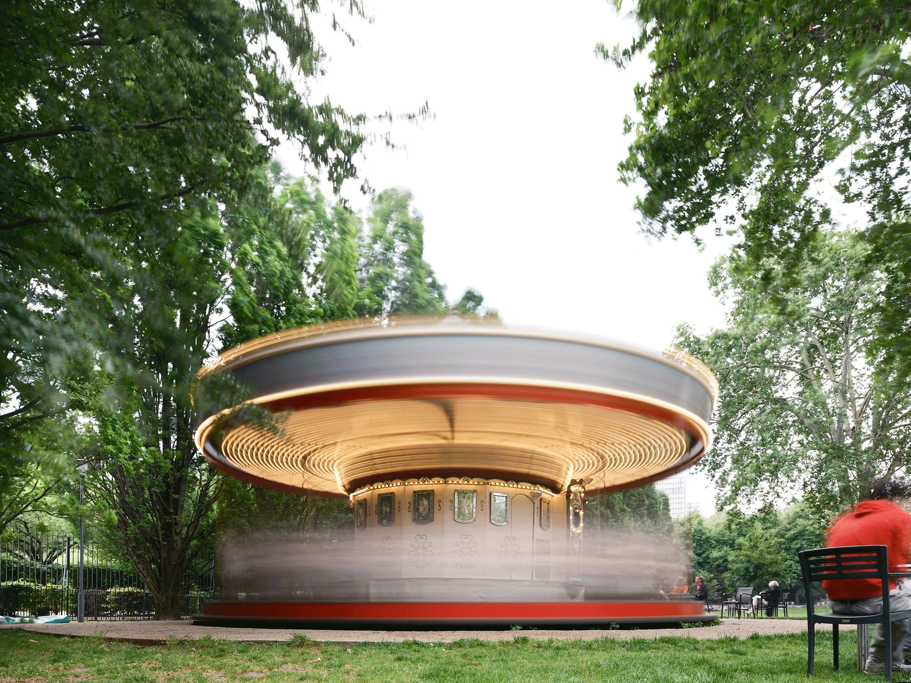 luca-battaglia-ghostly-glow-disappearing-carousels-long-exposure-photography-designboom-large01