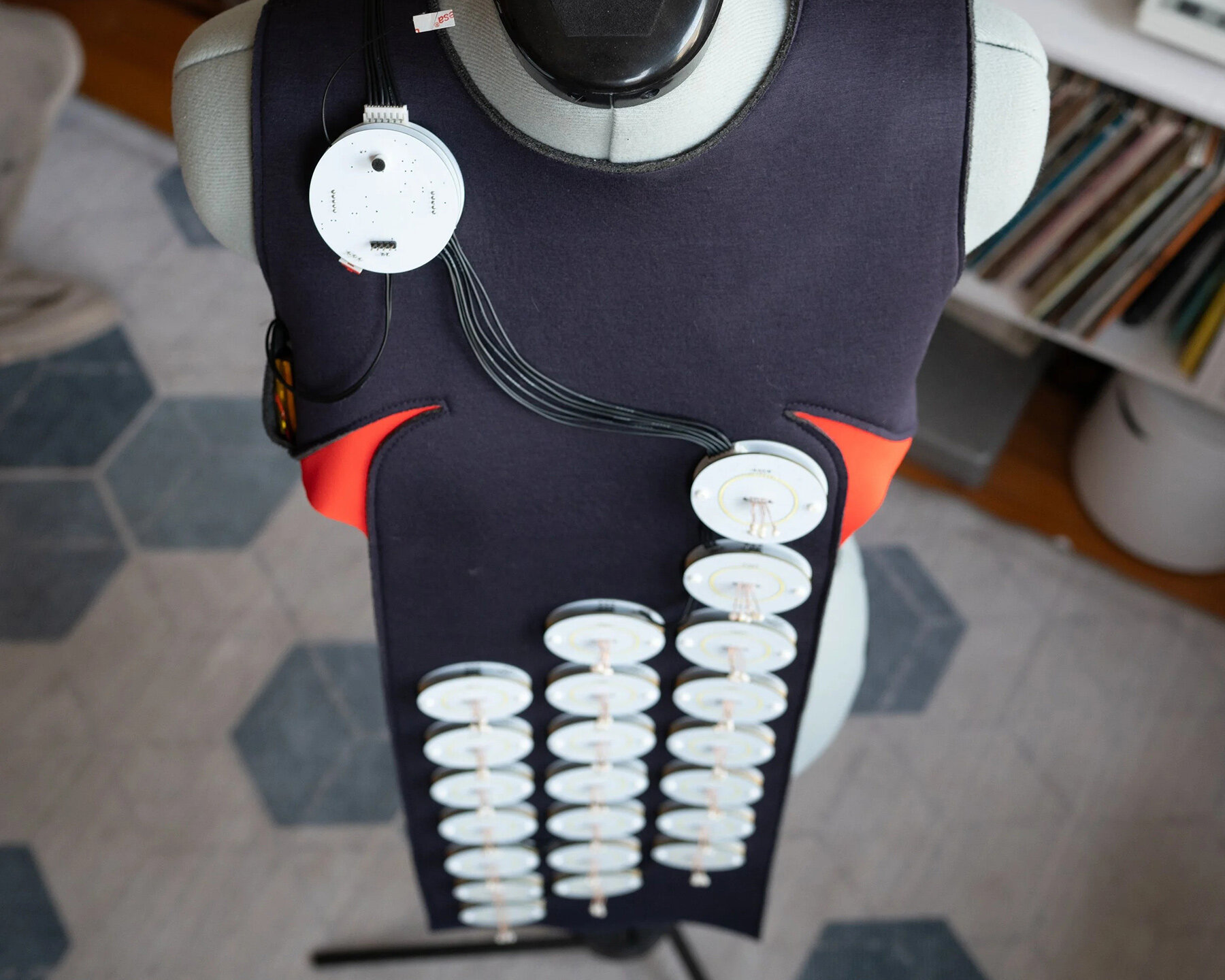 luminous-being-prismbody-garment-audrey-wright-geoff-robertson-stephanie-ann-boyd-designboom-07a