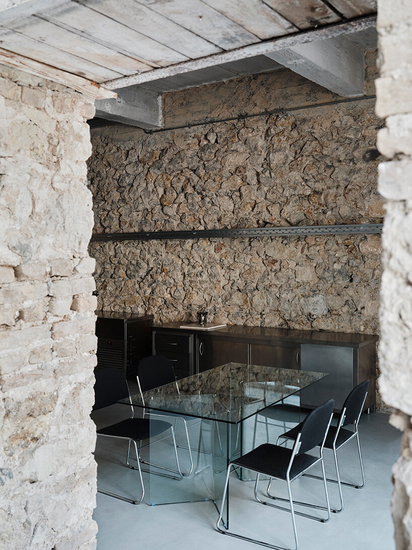 MPNYC turns former port warehouse into adaptable cultural space in piraeus - 5