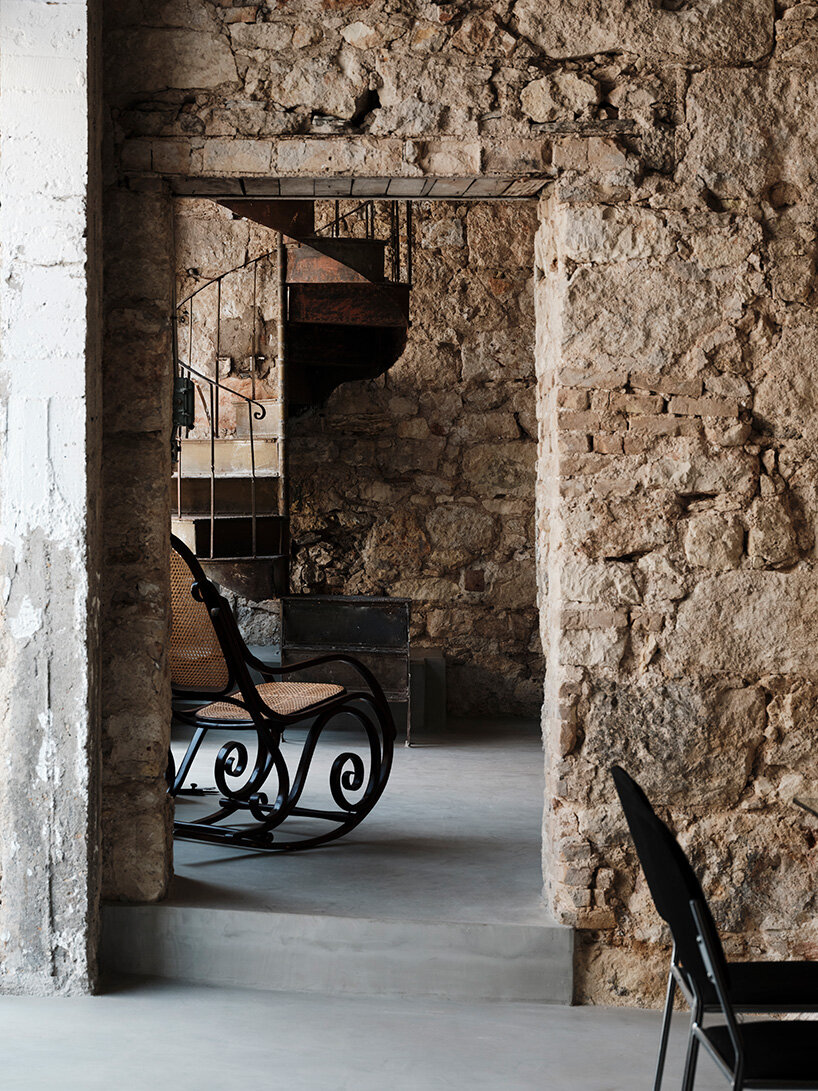 MPNYC turns former port warehouse into adaptable cultural space in piraeus - 8