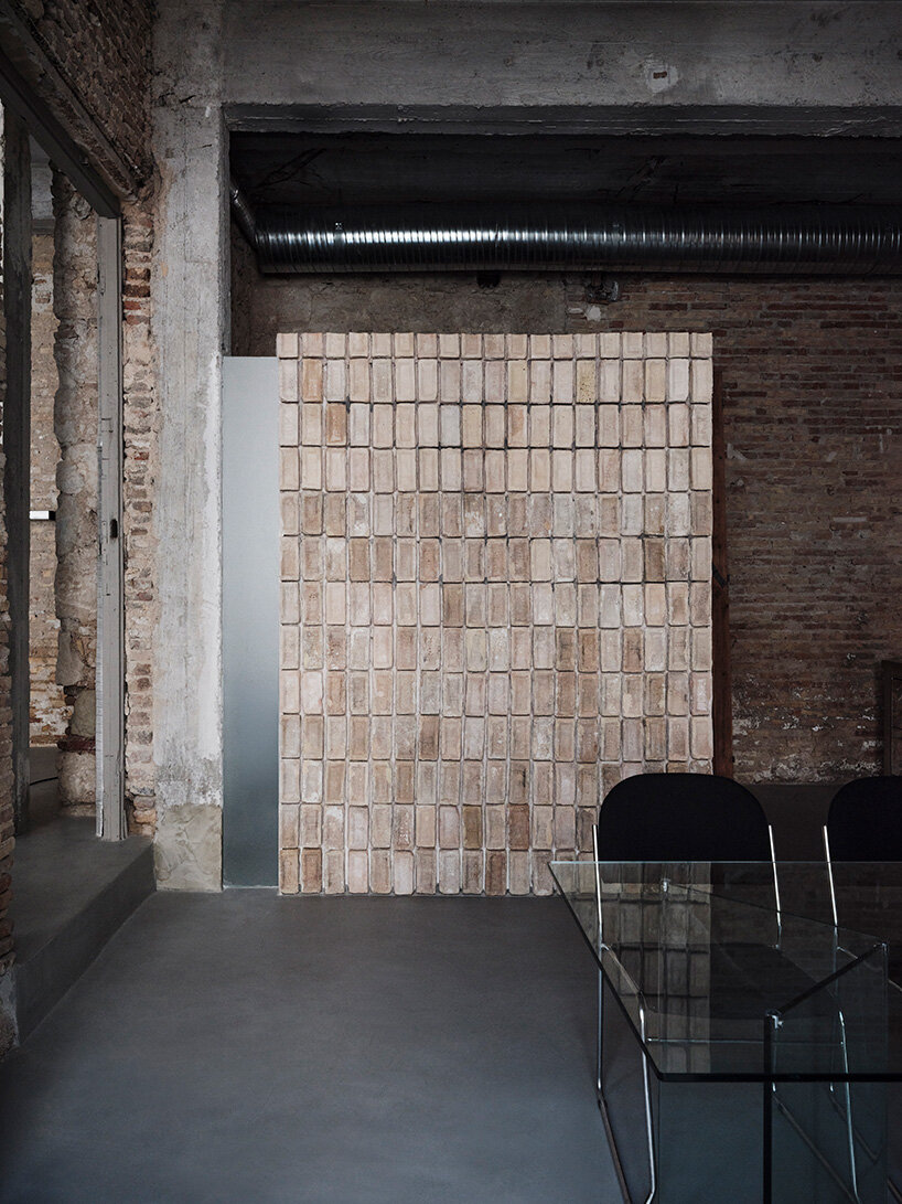 MPNYC turns former port warehouse into adaptable cultural space in piraeus - 4