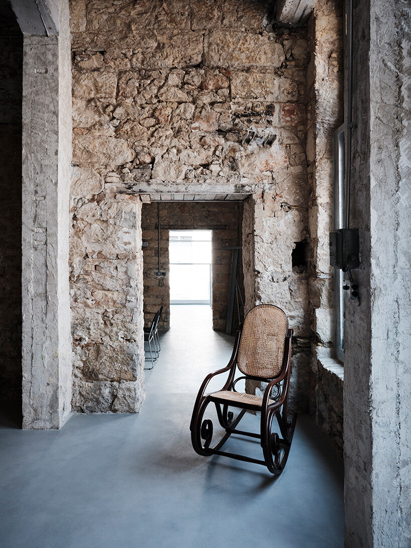 MPNYC turns former port warehouse into adaptable cultural space in piraeus - 9