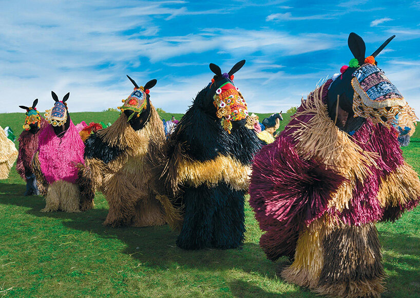 nick cave’s soundsuits bring the stage into the crowd - 6