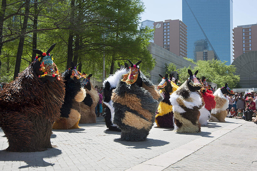 nick cave’s soundsuits bring the stage into the crowd - 5