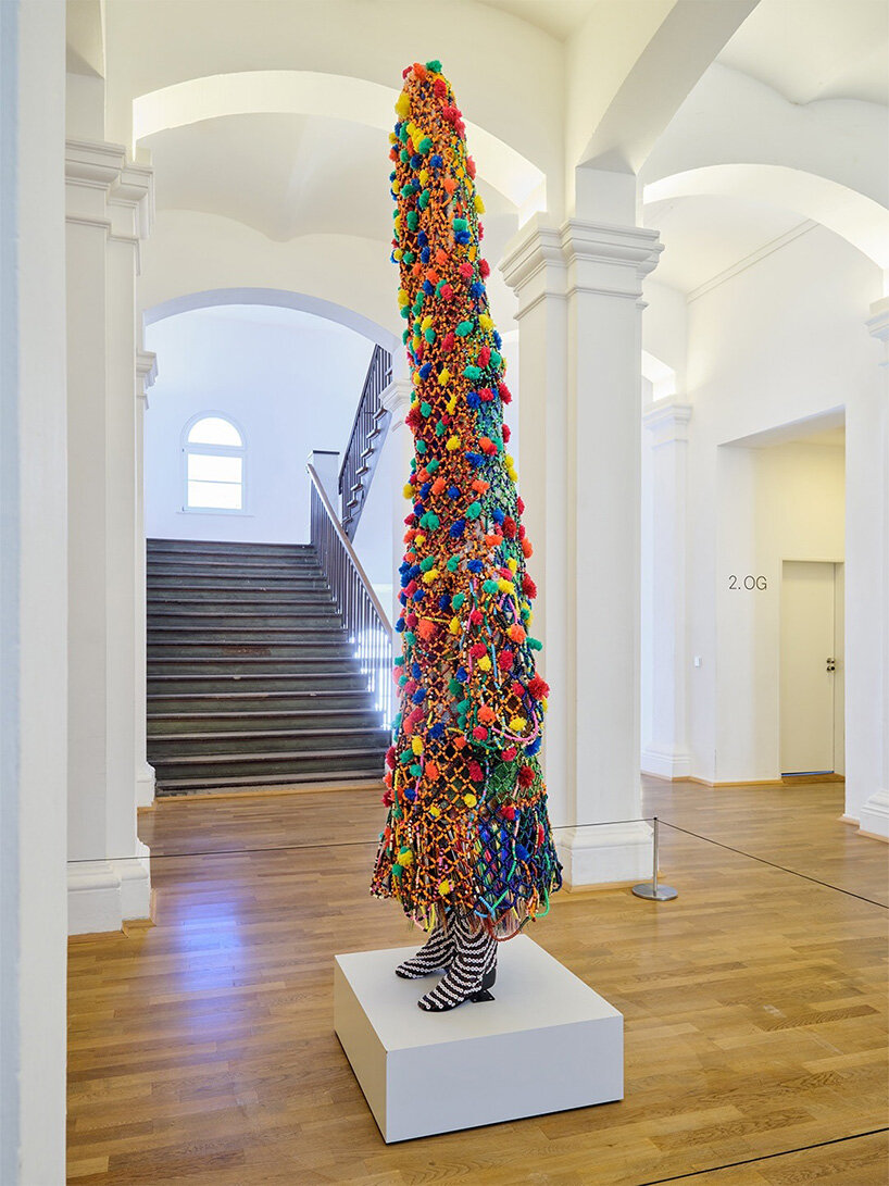 nick cave’s soundsuits bring the stage into the crowd - 12