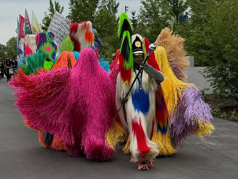nick cave’s soundsuits bring the stage into the crowd - 3
