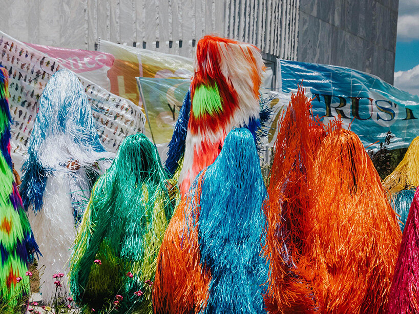 nick cave’s soundsuits bring the stage into the crowd - 1