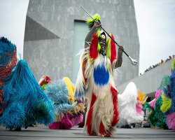 nick cave’s soundsuits bring the stage into the crowd