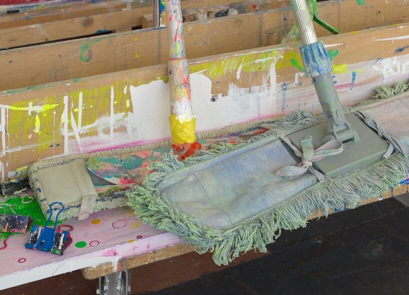 renée levi brings fluorescent painting to hayward gallery’s brutalist facade - 4