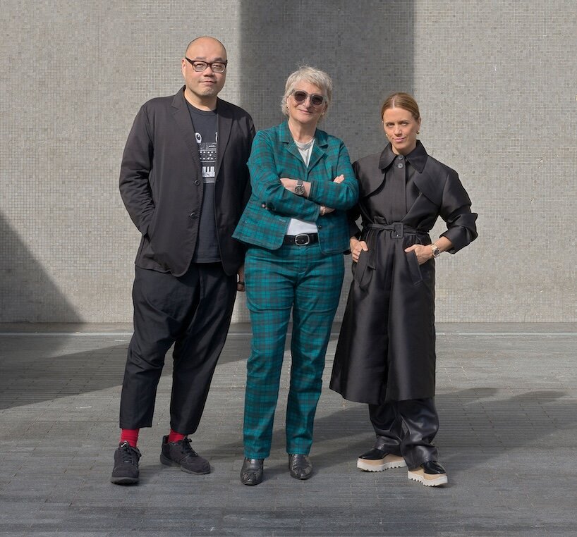 renée levi brings fluorescent painting to hayward gallery’s brutalist facade - 7
