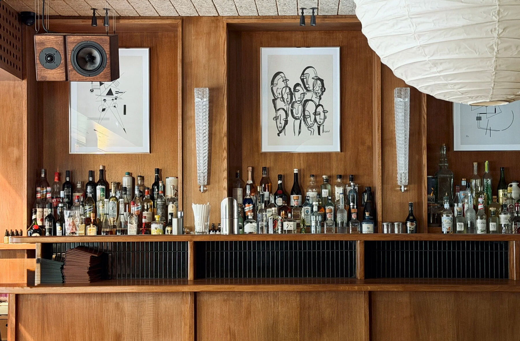 sobo-paris-listening-restaurant-oak-vintage-furniture-acoustic-panels-designboom-1800-3