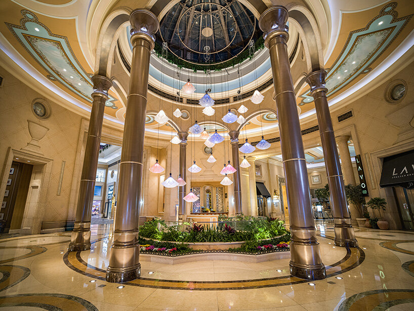 DRIFT takes its suspended garden of moving flowers to las vegas - 1