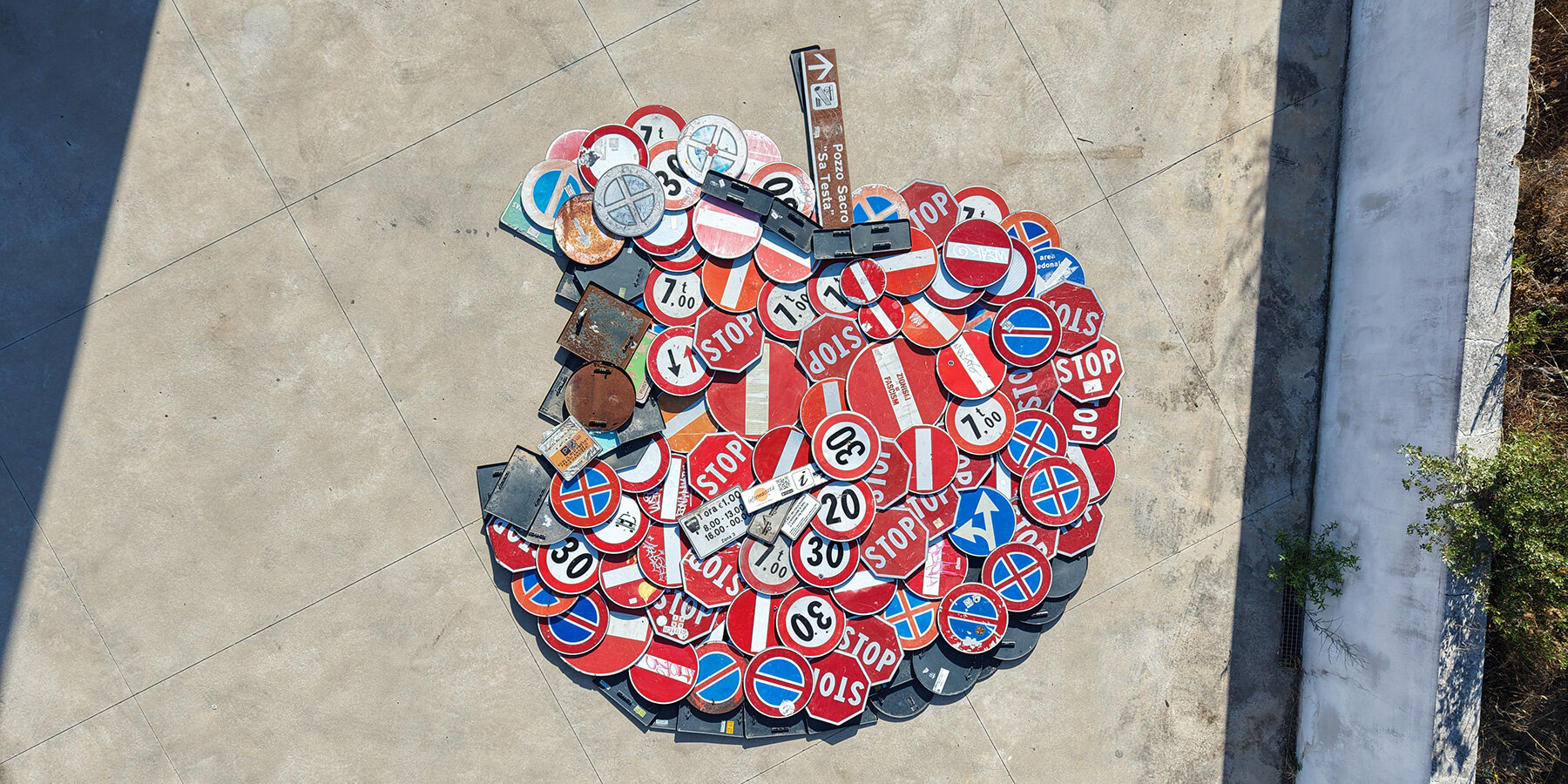 urban-pixel-chapter-i-last-wave-discarded-road-signs-land-art-installation-sardinia-scoobafish-maurizio-sergiusti-designboom-1800-2