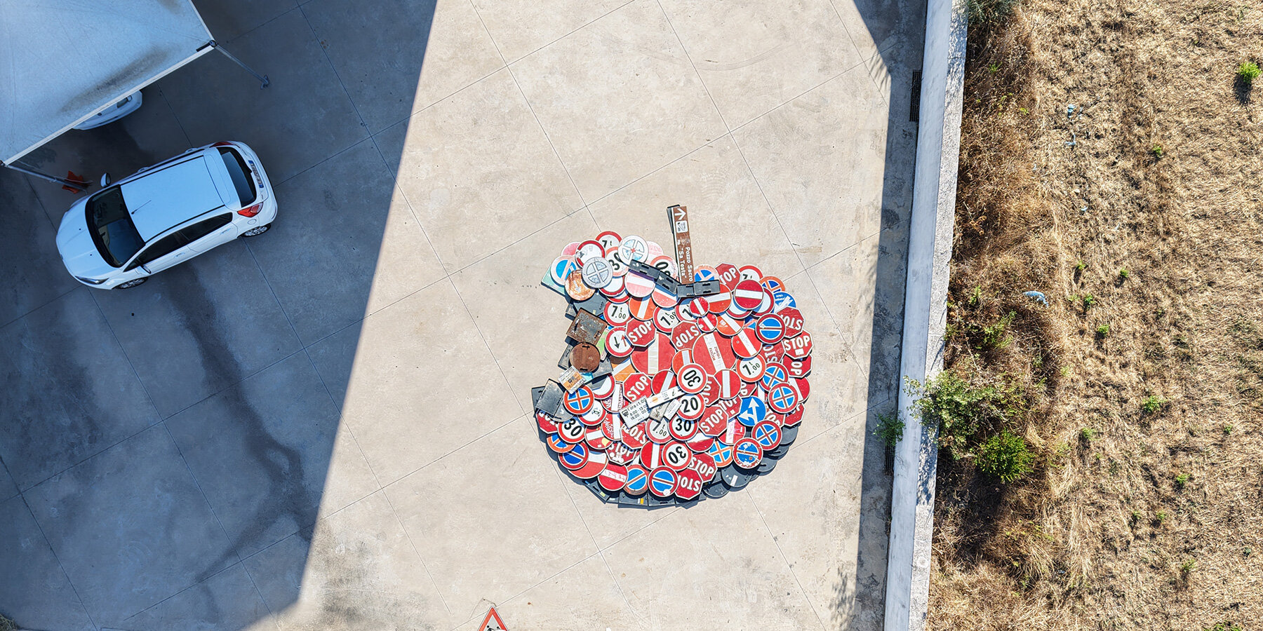 urban-pixel-chapter-i-last-wave-discarded-road-signs-land-art-installation-sardinia-scoobafish-maurizio-sergiusti-designboom-1800-3