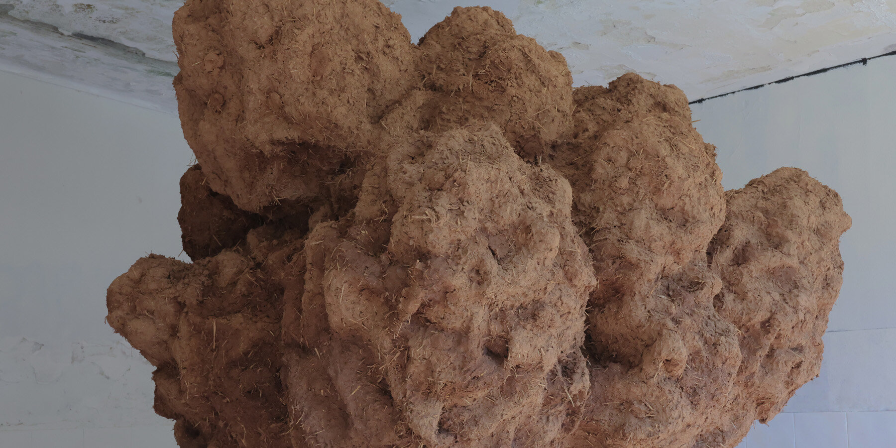 weight-soil-sculptural-installation-saman-sasan-oskouei-lisbon-portugal-designboom-1800-2