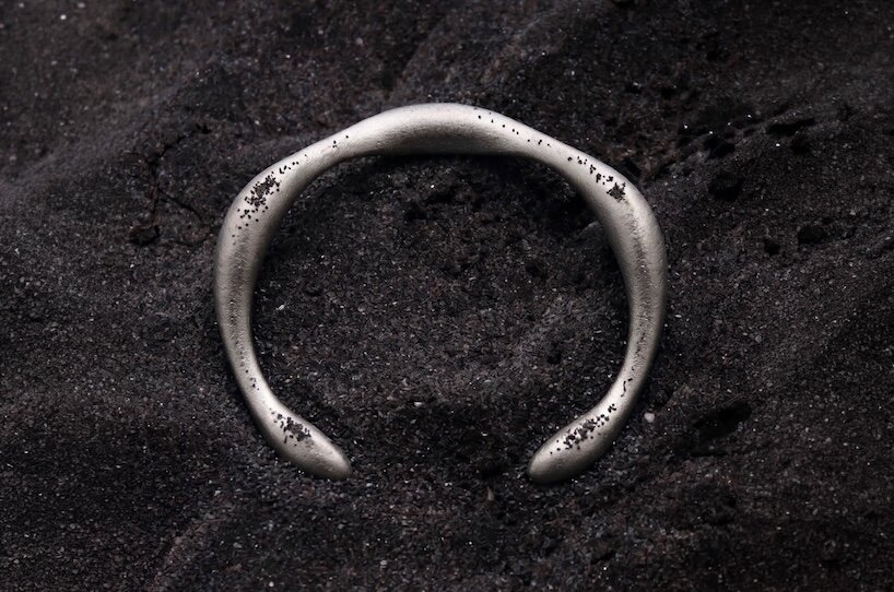 futurewave's arc silver bracelet politely tells you to put your phone down - 1