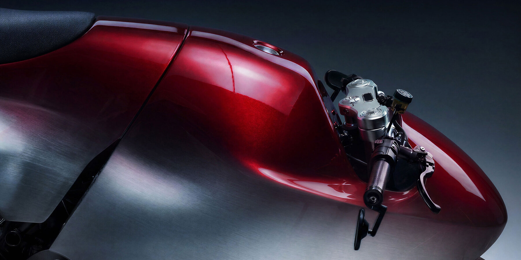 bandit9-red-limited-edition-hand-brushed-aluminum-motorcycle-red800-designboom-1800-3