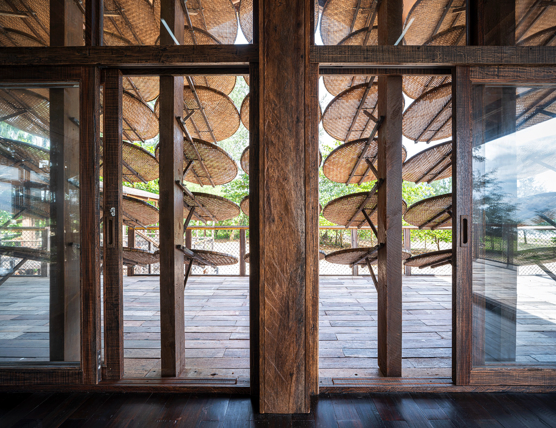 boonserm-premthada-bangkok-project-studio-coastal-office-thailand-reclaimed-timber-designboom-large01
