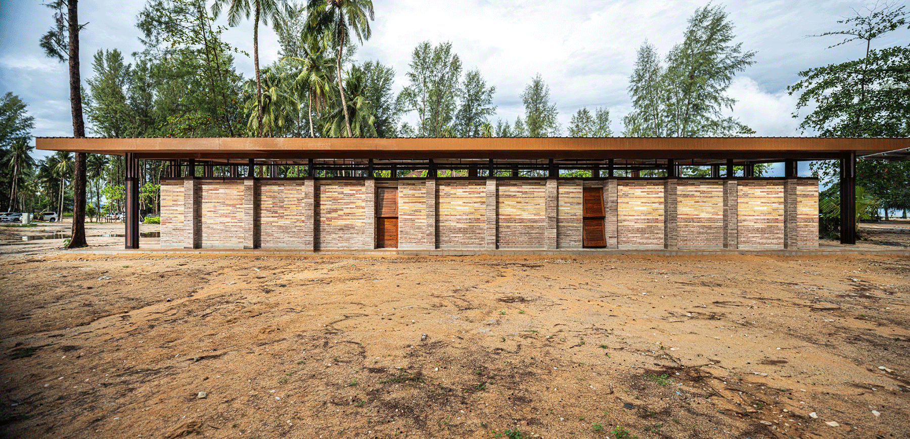 boonserm-premthada-bangkok-project-studio-coastal-office-thailand-reclaimed-timber-designboom-large02