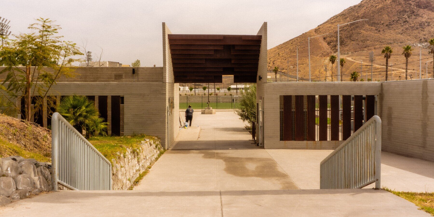centro-deportivo-abejas-border-arquitectos-public-sports-complex-tijuana-designboom-1800-3