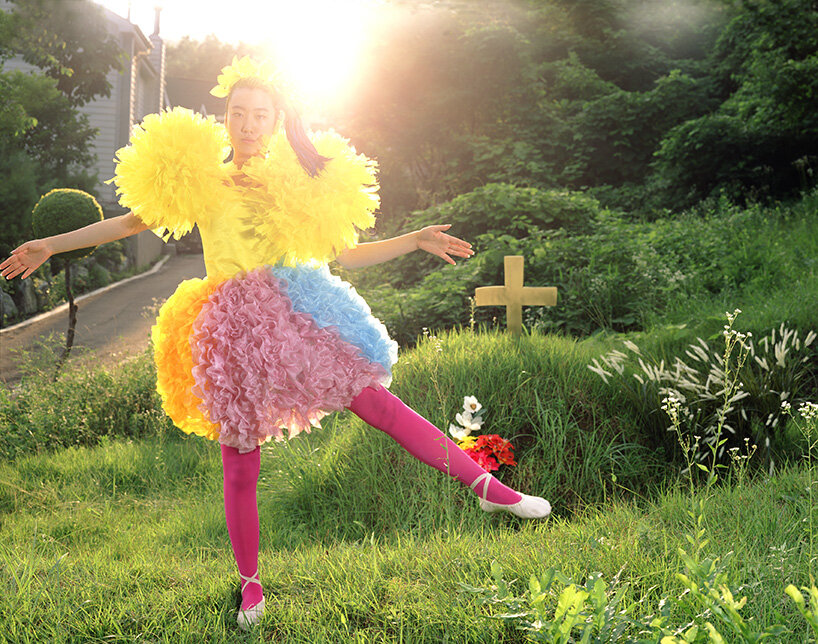 children’s illustrated worlds meet realities of seoul in yeondoo jung’s photographs - 23