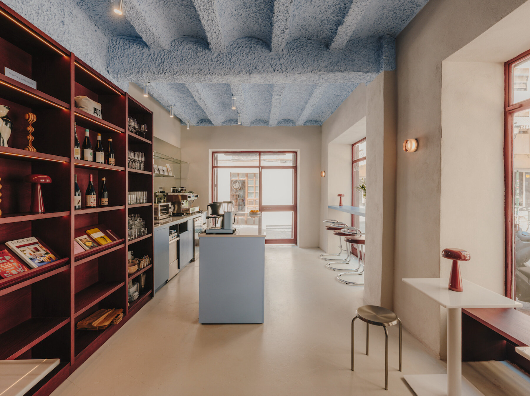 chiquita-sahuquillodearriba-caf-ebookshop-wine-bar-valencia-designboom-1800-2