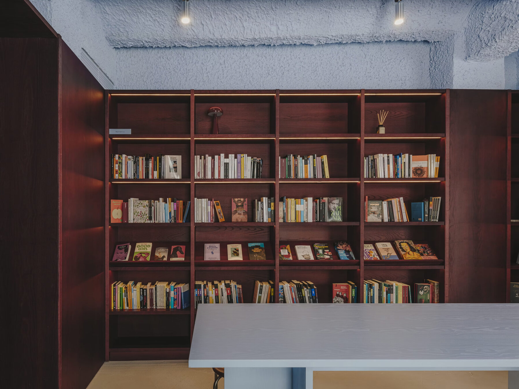 chiquita-sahuquillodearriba-caf-ebookshop-wine-bar-valencia-designboom-1800-3