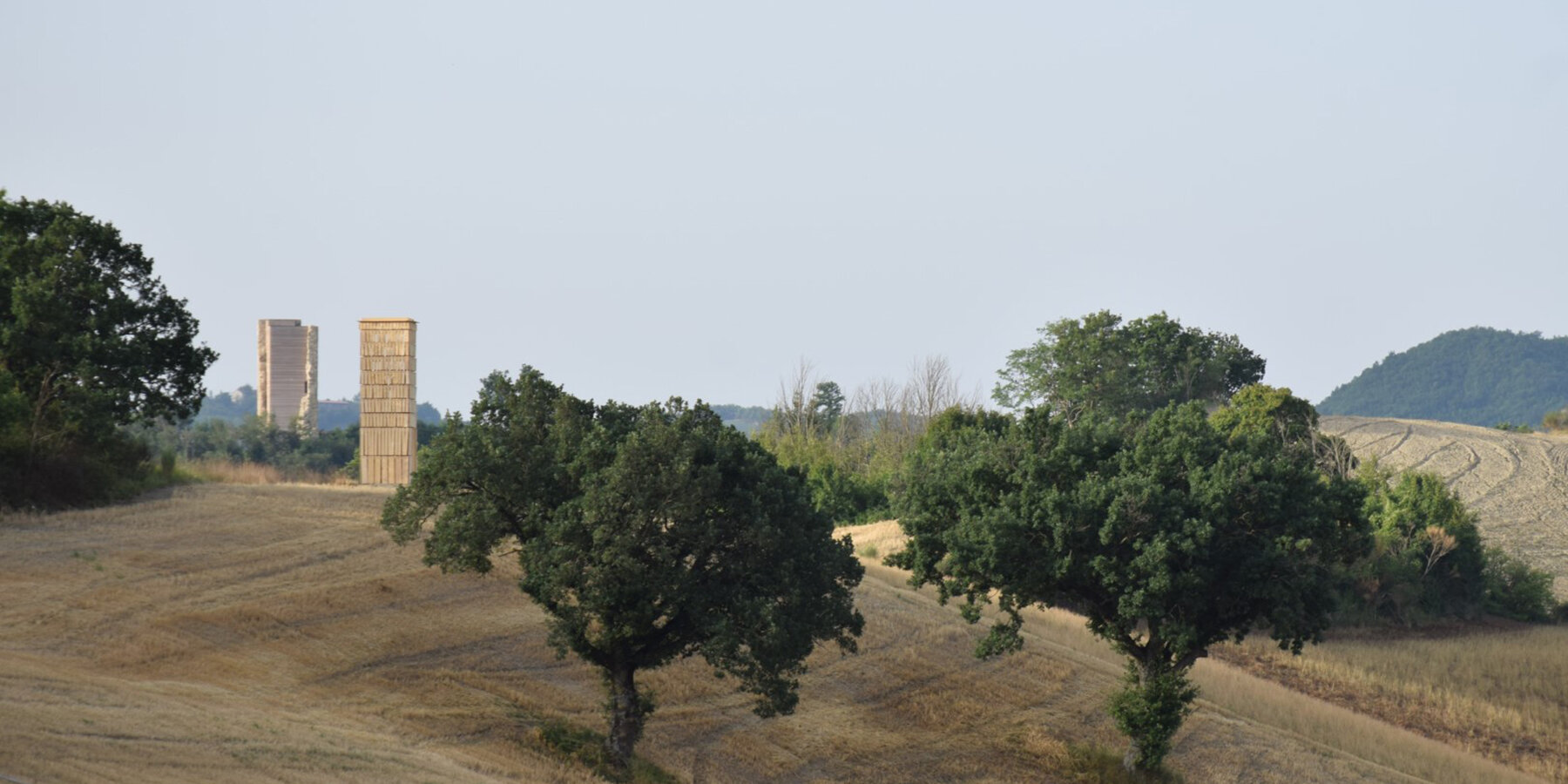 collectif-magma-what-stones-whisper-timber-tower-installation-lunano-italy-designboom-1800-2