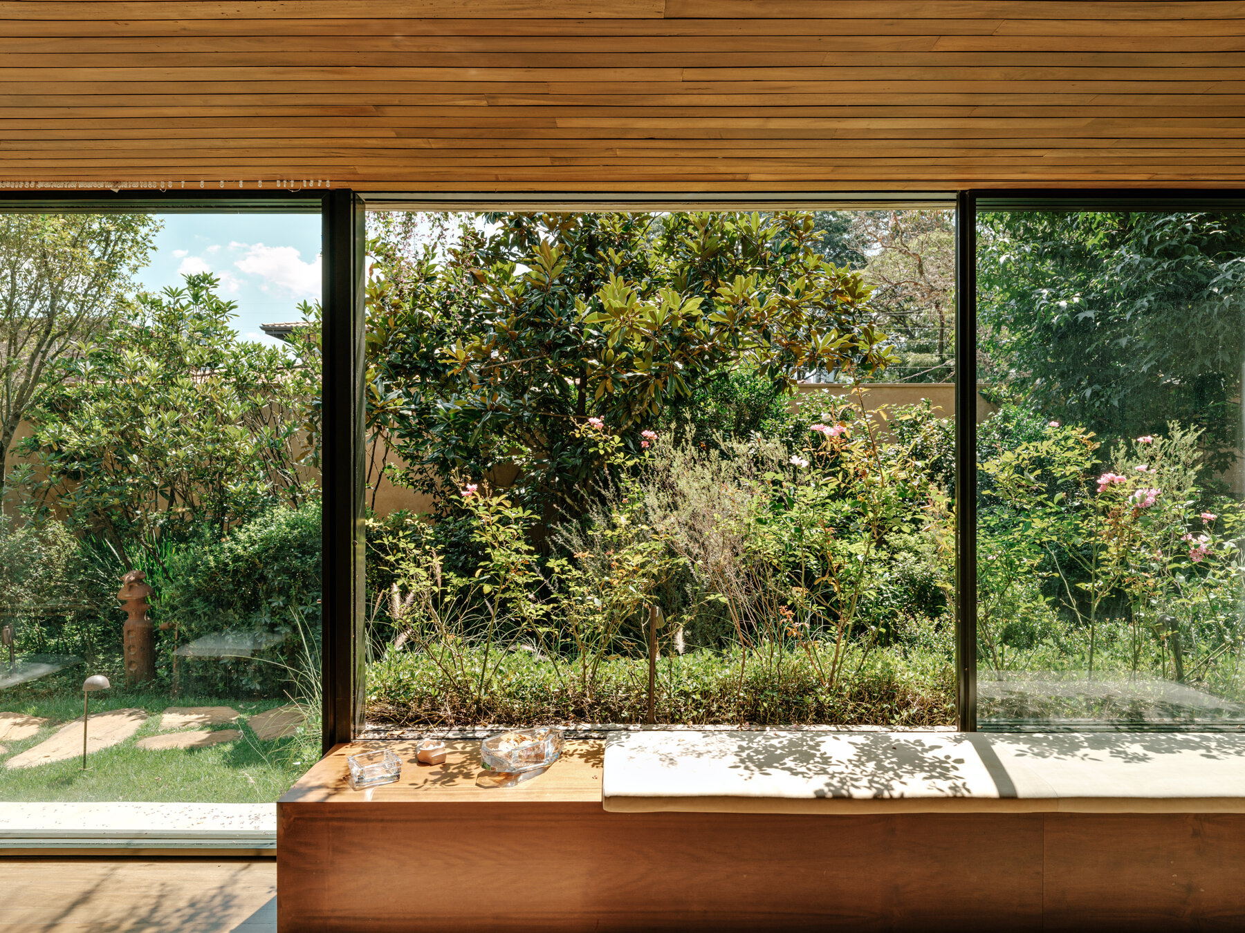 continuous-vertical-gardens-layered-planters-111-house-sao-paulo-isay-weinfeld-rodrigo-oliveira-designboom-1800-4