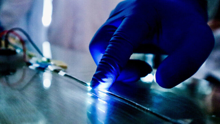 electronic fibers weave touchscreen into sleeve that survives device washing - 3