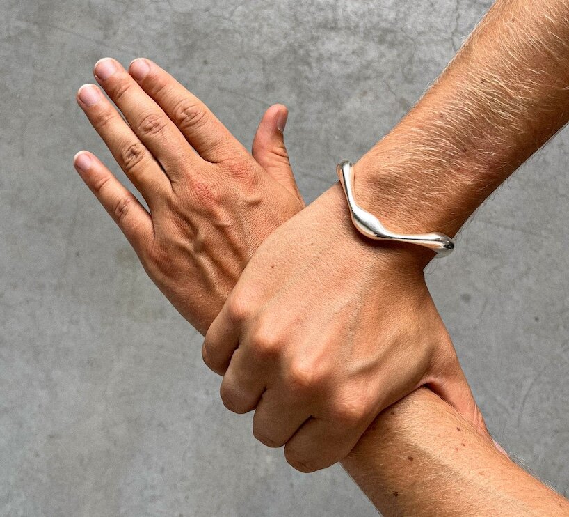 futurewave's arc silver bracelet politely tells you to put your phone down - 3